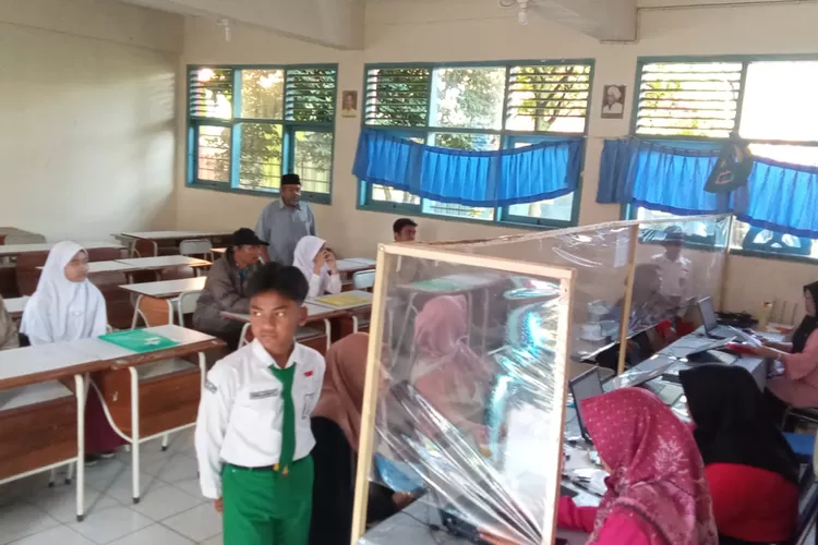 Proses PPDB di SMPN 1 Ciawi, Kabupaten Bogor. (Diskominfo)