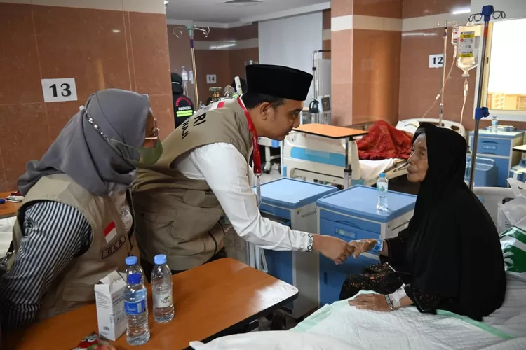Anggota DPR-RI Ade Reski Pratama kunjungi jamaah haji asal Indonesia yang sedang sakit (Ist)