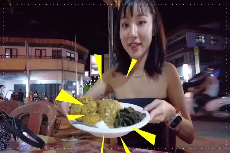 Youtuber asal Korea Selatan mencoba nasi padang (Layar Tangkap YouTube Yoo Sisters)