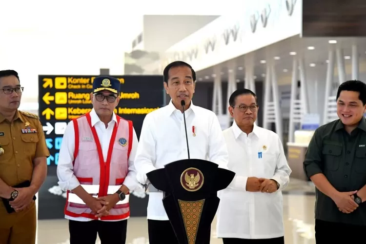 Presiden Jokowi saat meninjau kegiatan dan fasilitas yang ada di Bandara Internasional Kertajati. (presidenri.go.id)