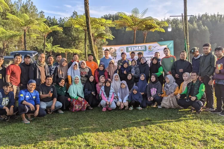Berfoto bersama di Kemah Kader di kebun Teh PTPN VIII Cianten Desa Purasari.