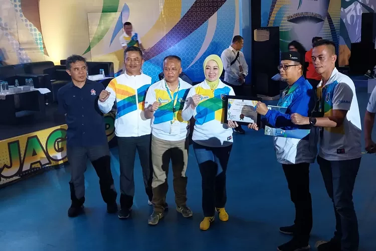 Kota Bandung menjadi juara umum Pekan Olahraga Pelajar Daerah (Popda) XIII Jawa Barat.