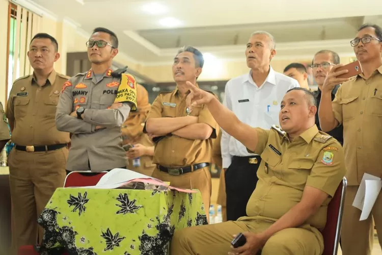 Plt Wali Kota Bekasi Tri Adhianto melihat proses PPDB di Kota Bekasi. (Pemkot Bekasi)