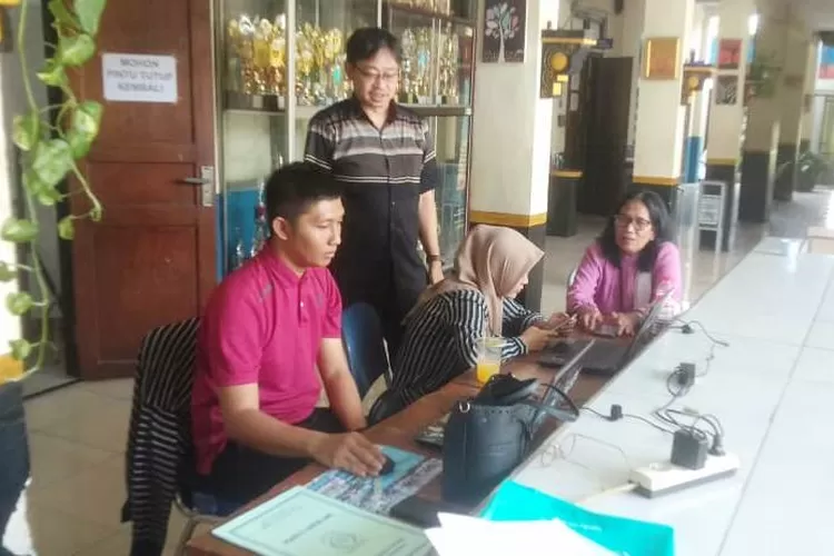 PENDAFTARAN : Petugas pos aduan &nbsp;PPBD di SMP Negeri 16 Kota Depok sedang mengoreksi terkait titik koordinat, Selasa (10/7). (ANDIKA EKA/RADAR DEPOK)