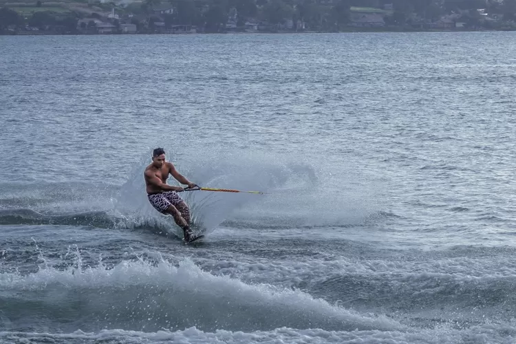 Salah satu atlet Ski Air lakukan Show Ski Trick pada pembukaan Babak Kualifikasi Ski Air PON XXI di Danau Toba (Realitasonline.id/MS)