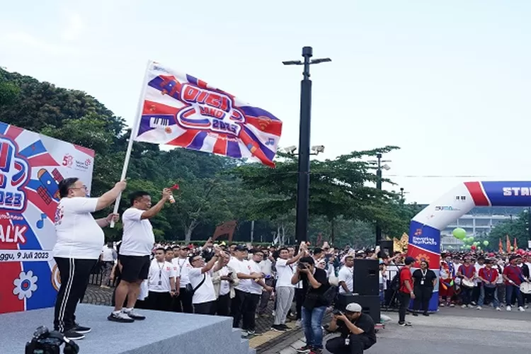 Melepas peserta Fun Walk pada puncak perayaan HUT Telkom 58 di Digiland 2023 Jakarta (Realitasonline.id/Dok)