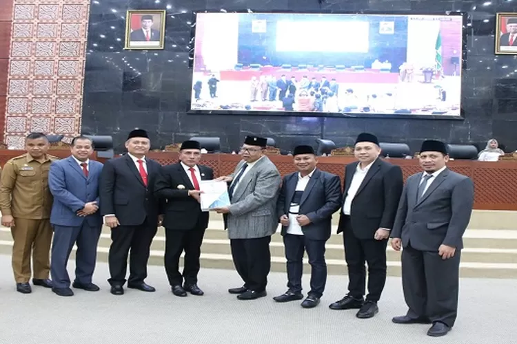 Gubsu Edy Rahmayadi menyerahkan nota keuangan ranperda tentang P-APBD 2023 kepada Ketua DPRD Sumut Baskami Ginting pada paripurna DPRD Sumut (Realitasonline.id/mis)