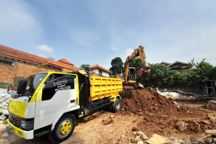 : Pembangunan Gedung Kelurahan Pondok Cina, Kecamatan Beji yang sedang berlangsung, Selasa 