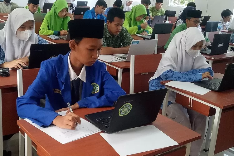 KOMPETISI : Ratusan pelajar madrasah saat mengikuti KSM tingkat kota di MTSN Depok, Kecamatan Cilodong, beberapa waktu lalu. (KEMENAG FOR RADAR DEPOK)