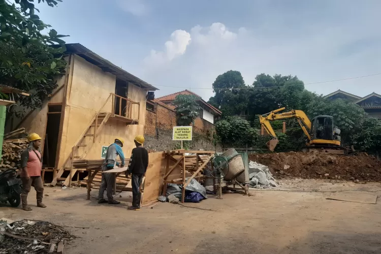 REHAB TOTAL : Pembangunan Gedung Kelurahan Pondok Cina, Kecamatan Beji yang sedang berlangsung, Selasa (11/7). (ALDY RAMA/RADAR DEPOK)