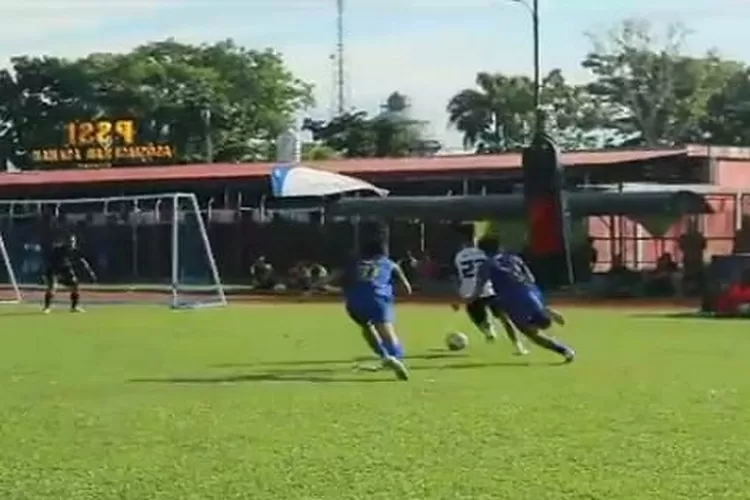 Saat pertandingan antara tim Wartawan FC melawan tim Dinas perhubungan sahan (Realitasonline.id/jusli)