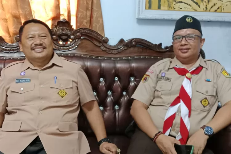 Kepala Badan Kesatuan Bangsa Poltik (Kesbangpol) Kabupaten Batang, Agung Wisnu Barata dan Ketua Badan Pengawasan Pemilu Kabupaten Batang, Mahbrur. Foto: Muslihun kontributor Batang.