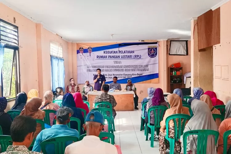 Apatarur Kelurahan Ratujaya memberikan sosialisasi  RPL kepada warga RW5.