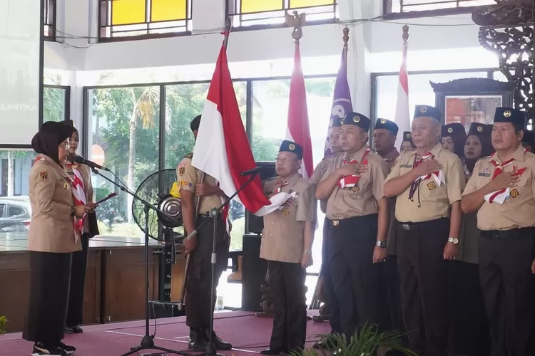 Penjabat (Pj) Bupati Batang Lani Dwi Rejeki selaku Ketua Majelis Pembimbing Cabang (Kamabicab) melantik Kepengurusan Kawarcab   Pramuka Kabupaten Batang. Foto: dok.