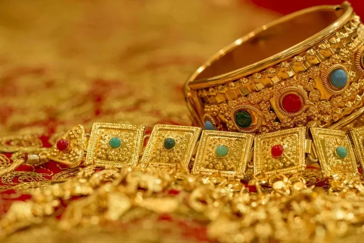 MUI Sulsel sesalkan jemaah haji yang pamer emas 180 gram sepulangnya dari Ibadah Haji. (Canva by Nawalescape)