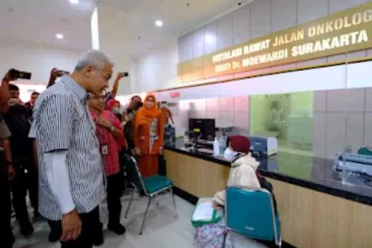 Gubernur Jawa Tengah Ganjar Pranowo berbincang dengan pasien saat meresmikan layanan di RSUD Dr Moewardi Solo (Endang Kusumastuti)