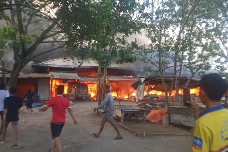 Pasar Karang Bongkokt, Labuapi, Lmbok Barat terbakar Senin (10/7/2023) sore. (Suara Karya/Ist)