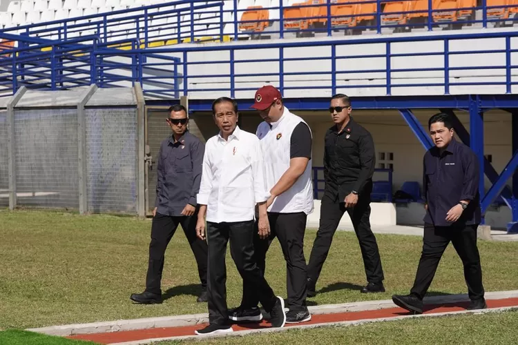 Presiden Jokowi saat memantau seleksi Timnas Indonesia U17 di Stadion GBLA bersama Menpora Dito Ariotedjo dan Ketum PSSI, Erick Thohir (PSSI)