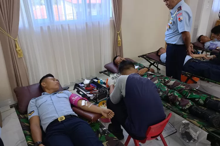 Danlanud Marsma TNI M. Taufiq Arasj memantau kegiatan donor darah