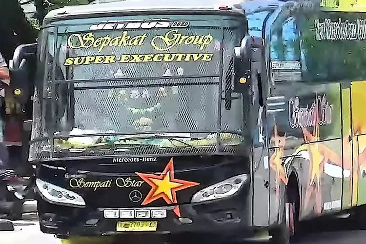 Alasan bus Sumatera memakai tameng besi di kaca depan (YouTube Amin Pemalang)