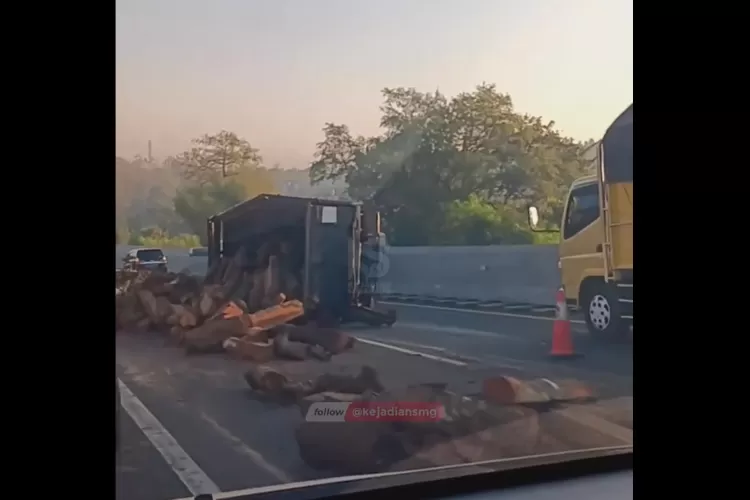 Kecelakaan Bus Tabrak Truk Di Tol Tembalang KM 430, Muatan Kayu ...