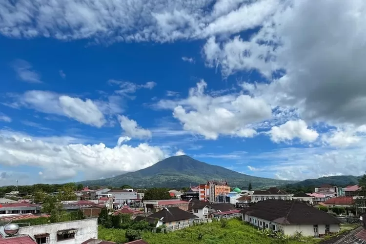 Peralatan Mendaki Gunung Singgalang dan Marapi (Instagram @kababukittinggi)