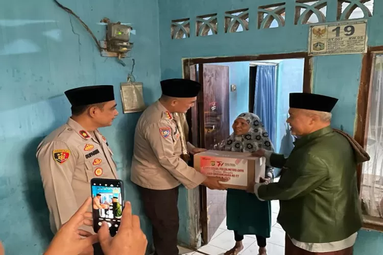 Direktur Binmas Polda Metro Jaya Kombes Pol Badya Wijaya beserta Jajaran melaksanakan Program Kegiatan Sholat Subuh Keliling (SULING) di Slum Area dan Masjid Al Falah Kel Menteng Atas, Kec Setiabudi, Jakarta Selatan (Istimewa )
