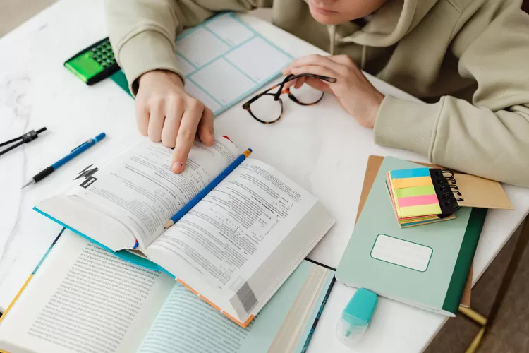 Menurut kalian, apa hubungan antara vampir, kelelawar, dan alat listrik di dalam cerita ini? Referensi kunci jawaban kelas 4 SD Kurikulum Merdeka (CANVA)