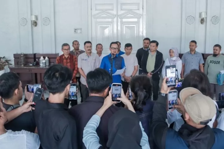 Wali Kota Bogor, Bima Arya terima laporan Timsus Klarifikasi Pendaftaran PPDB 2023 Kota Bogor jalur zonasi tingkat SMPN. (dok  kotabogor.go.id)