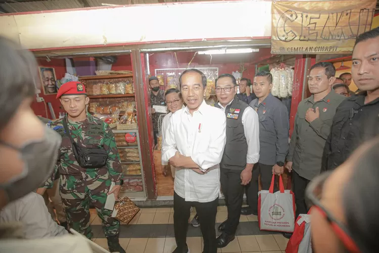 pedagang Pasar Cihapit Kota Bandung antusias menyambut kedatangan Presiden Republik Indonesia Joko Widodo (Gorajuara/Diskominfo Kota Bandung)