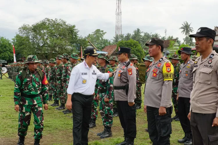 Wakil Bupati Bulukumba Andi Edy Manaf mengecek pasukan TMMD Kodim Bulukumba