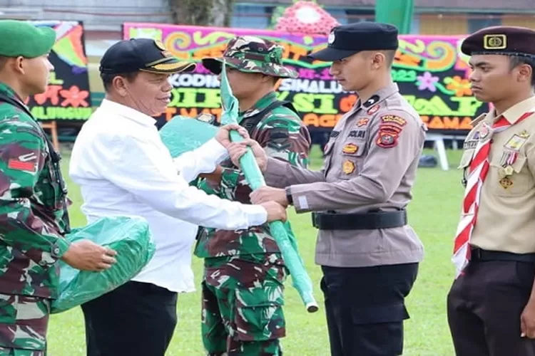  Bupati Simalungun menyerahkan peralatan untuk Marharoan Bolon selama TMMD  (Realitasonline.id/SS)
