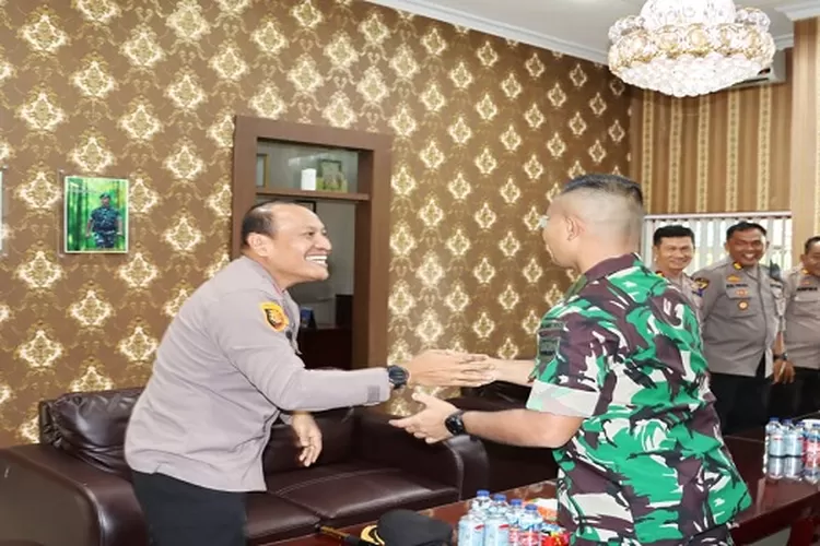 Kapolres Padangsidimpuan AKBP Dudung Setyawan saat mengunjungi Markas Batalyon Infanteri 123/Rajawali  (Realitasonline.id/Riswandy)