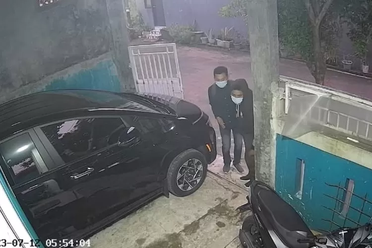 TANGKAPAN LAYAR : Percobaan aksi Pencurian Kendaraan Bermotor (Curanmor) yang tertangkap kamera cctv, Rabu (12/7). (ALDY RAMA/RADAR DEPOK)