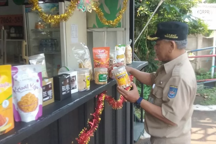 Setelah diresmikan oleh Ketua Dewan Kerajinan Nasional Daerah (Dekranasda) Kota Depok, Elly Farida. Gerai Pamer Unit Usaha Kecil Menengah (UMKM) Sinergia yang berada di halaman Kantor Kecamatan Tapos, kini sudah mulai beroprasi. Laporan : Andika Eka Maulana Disela-sela kesibukan seorang Camat Tapos,