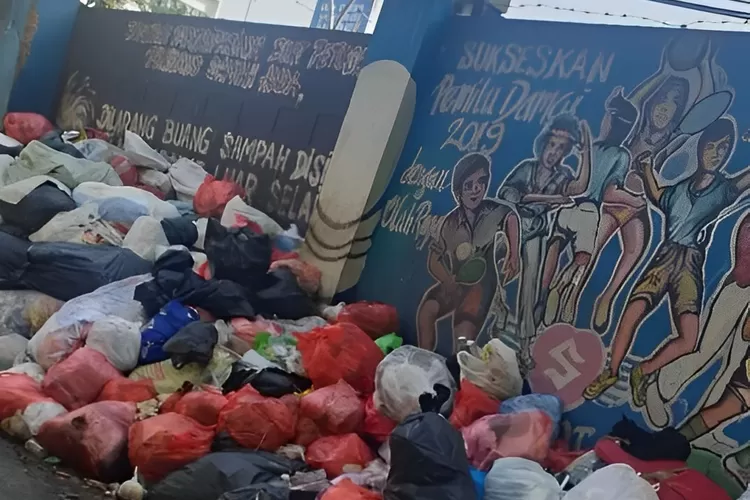 Tumpukan limbah di Jalan Karet Kelurahan Kemiri Muka Kecamatan Beji. 