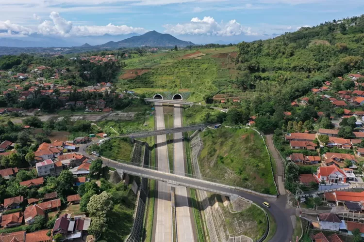 Jalan tol dengan terowongan tembus bukit di Indonesia. (bpjt.pu.go.id)
