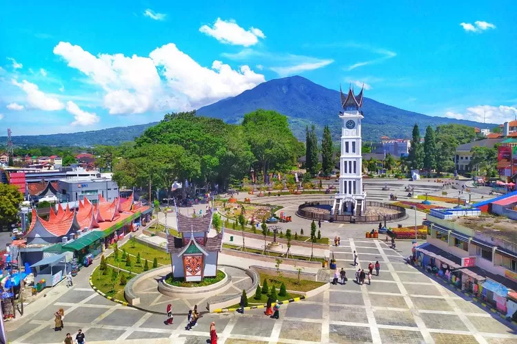 Pemandangan Menara Jam Gadang di Kota Bukittinggi (bukittinggikota.go.id)