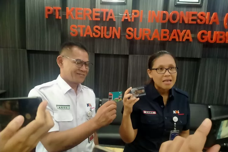 Corporate Secretary KAI Commuter, Anne Purba (kanan) menunjukkan KMT yang akan diterapkan untuk pembayaran elektronik di wilayah Jawa Timur