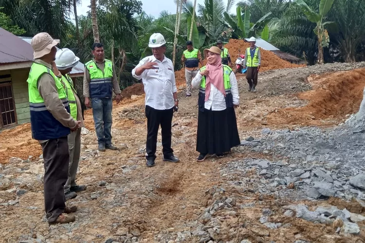 Bupati Pesisir Selatan Tinjau Pembangunan Ruas Jalan di Batu Bakawik (Kominfo Pesisir Selatan)