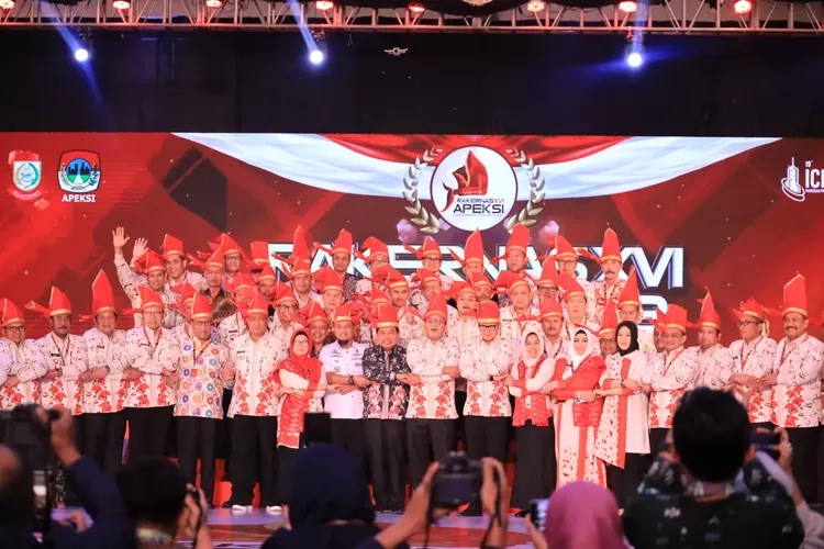 Plt Wali Kota Bekasi Tri Adhianto bersama para wali kota se-Indonesia dalam Rakernas Apeksi 2023. (Pemkot Bekasi)