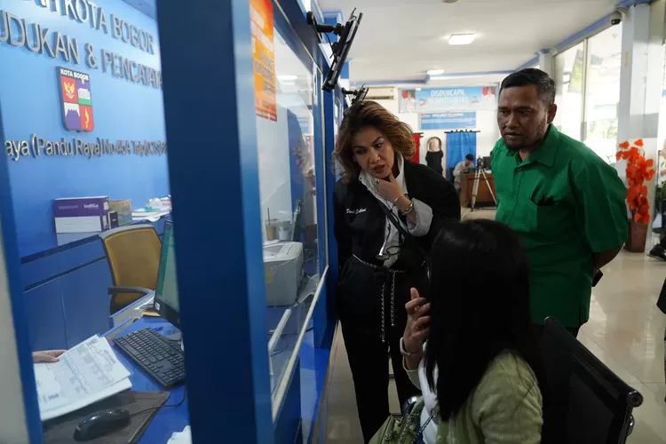 Anggota DPRD Kota Bogor saat sidak ke kantor Disdukcapil Kota Bogor. (DPRD Kota Bogor)