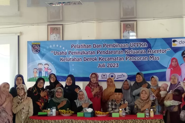 KOMPAK : Aksi Bebersih lingkungan yang digalakan Warga RW14 Kelurahan Bojongsari, Kecamatan Bojongsari, beberapa waktu lalu.