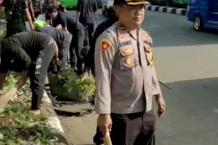 Jajaran Kepolisian Sektor Ciawi mengajak masyarakat bebersih lingkungan