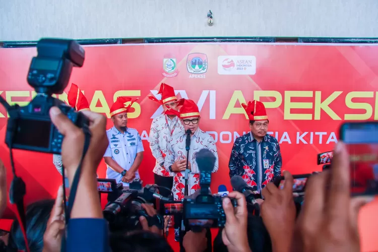 Ketua APEKSI yang juga Wali Kota Bogor Bima Arya saat memberikan ketengan kepada wartawan