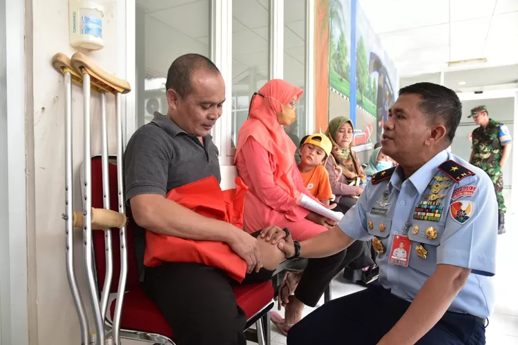 Komandan Lanud Atang Sendjaja Marsma TNI M. Taufiq Arasj menyapa penerima bantuan
