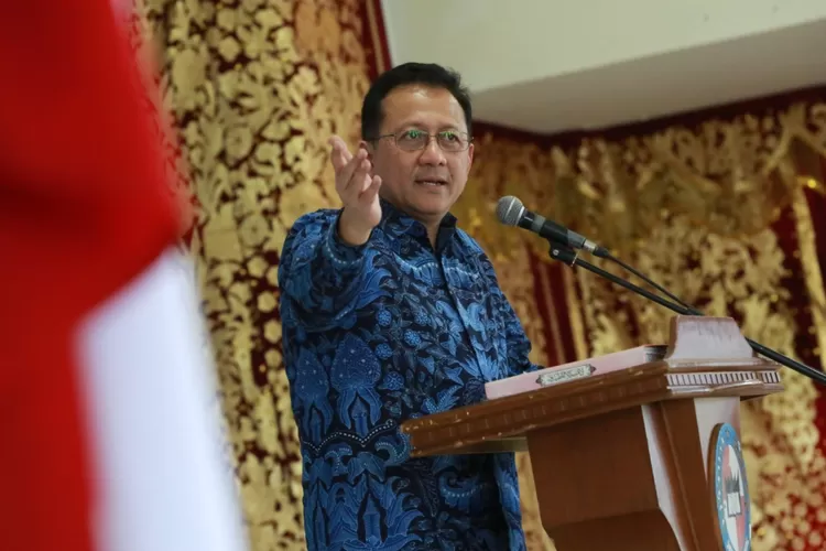 Mantan ketua DPD RI Irman Gusman menyerukan agar umat Islam membela Wakil Ketua MUI Anwar Abbas.