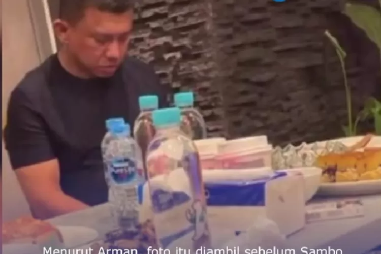 Heboh! Ferdy Sambo Terekam Kamera Sedang Nikmati Martabak Di Rumahnya ...