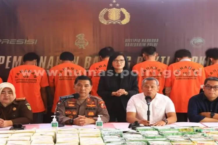 Bareskrim Polri memberikan keterangan pers sebelum memusnahkan barang bukti sabu 469 kg sabu di Instalasi Kesling RSPAD Gatot Subroto Jakarta  (Humas Polri )