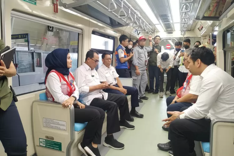 BERI KETERANGAN : Menteri Perhubungan, Budi Karya Sumadi saat memberikan keterangan soal uji coba operasional LRT Jabodetabek di Stasiun LRT Jabodebek Dukuh Atas, Jakarta, Rabu(12/7). GERARDSOEHARLY/RADARDEPOK